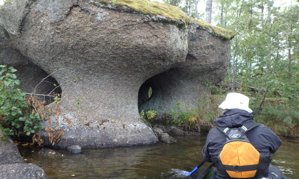 Raukki Suonteella raukki tuulenpesä kallio Suonteella melontaretkellä