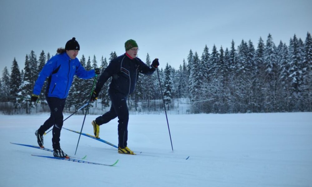 vuorohiihdon tekniikkaa Kaupin pallokentän laidassa