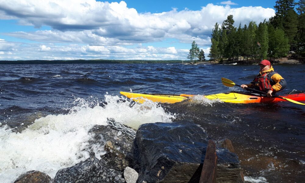 Kaupinojan Bikini Baarin aallonmurtajan vieressä vesi velloo