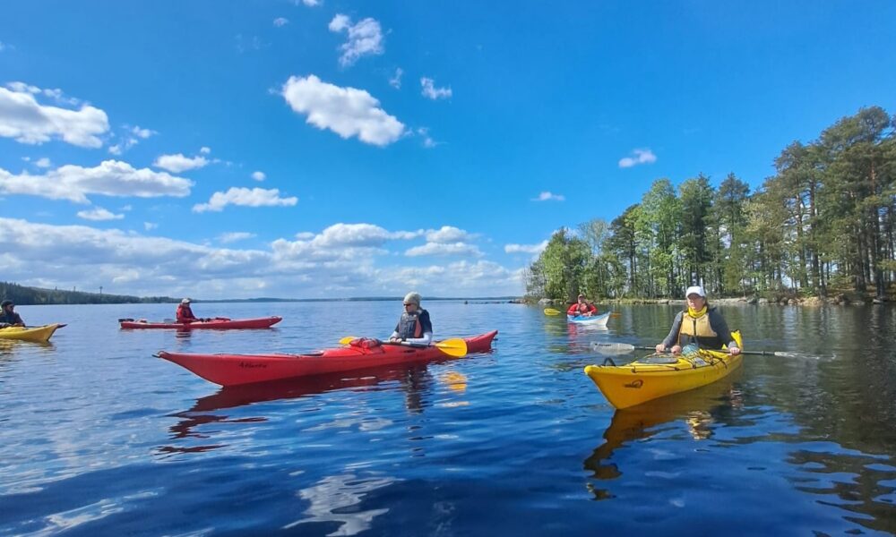 Kajakkimelontaa Nässyllä Tapatoran saaren luona